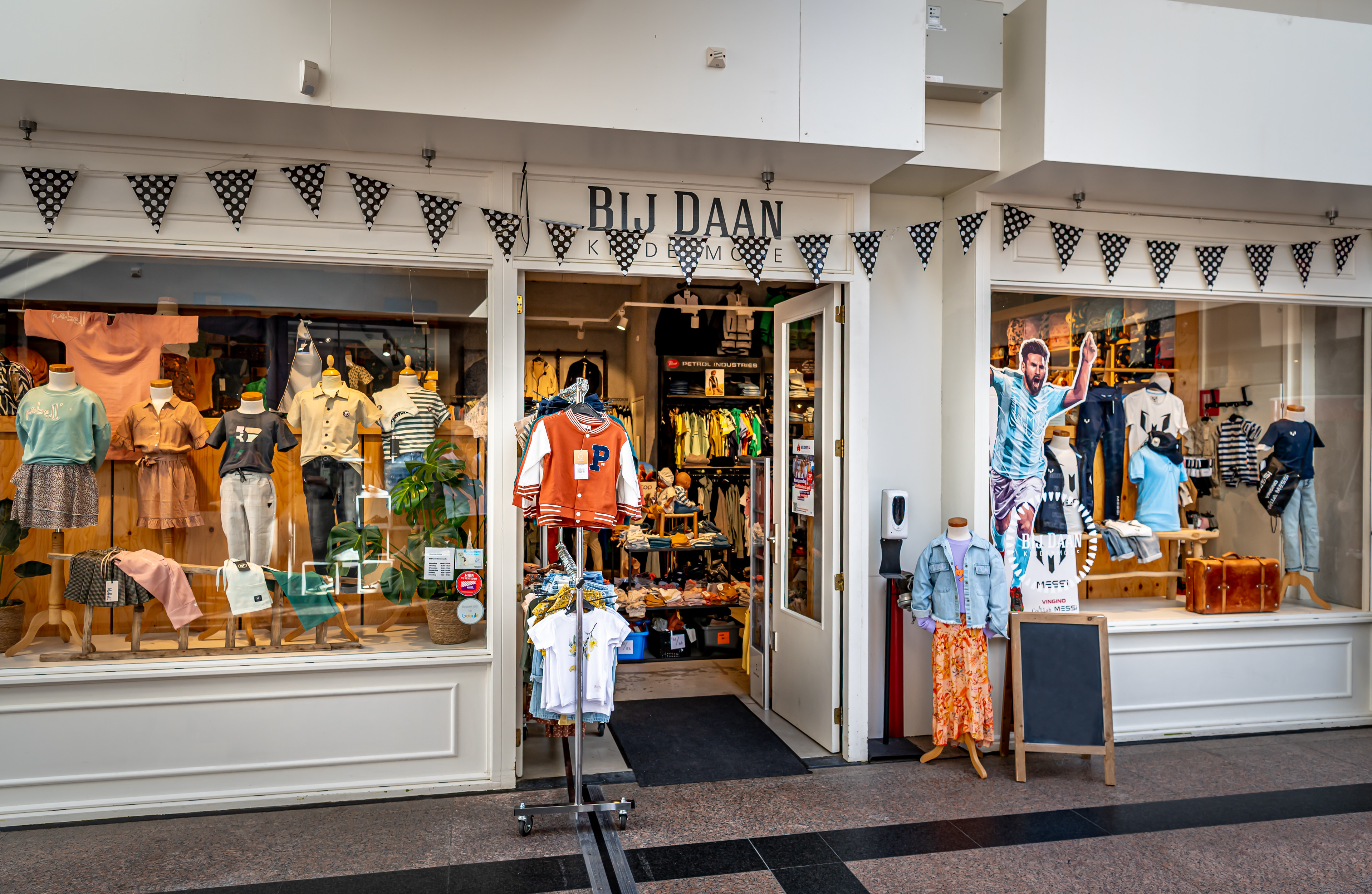 Bij Daan Kindermode header etalage
